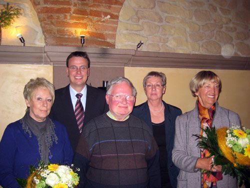 Volker Schebesta und Maria Rau (hintere Reihe) mit den für viele Jahre Mitgliedschaft geehrten: Karin Steiner, Alfons Frei und Maria Vollmer (v.l.). Foto: Ursula Maurer
